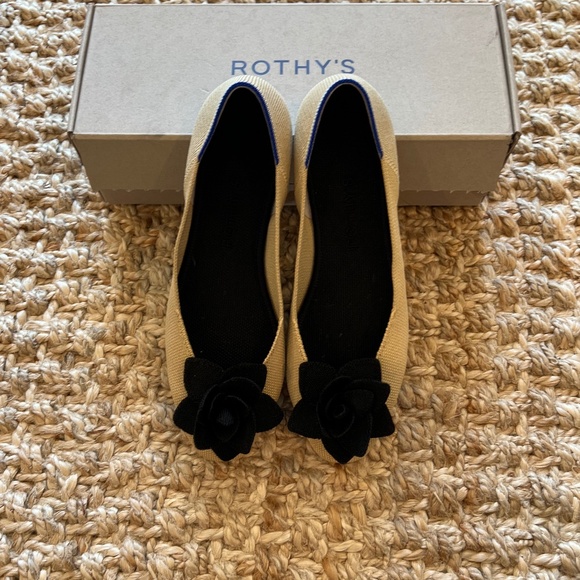 Rothy’s The Petal Square Size 8 — Beige Flats w/ Black Rosette New With Tags - Picture 2 of 7